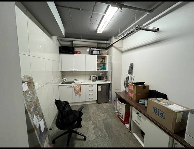 146M² BUSINESS TO LET IN GARDENS